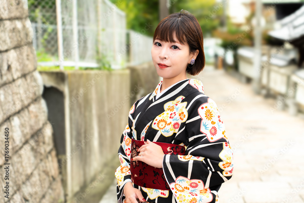 Fototapeta premium 天神坂に立つ日本女性