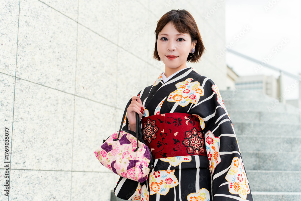 Fototapeta premium 粋に着物を着こなす日本女性