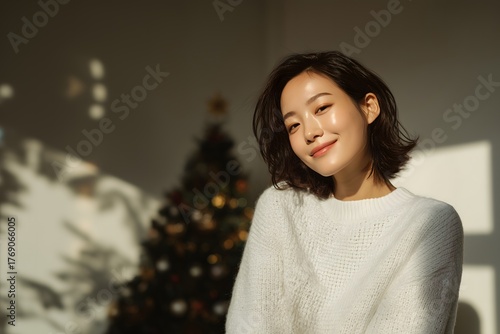 뷰티 여성,따뜻한 크리스마스 분위기 속 실내에서 미소 짓는 여성, 라이프스타일 Generating AI