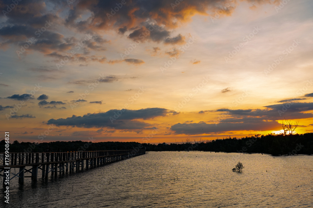 Obraz premium Sunset sky clouds in the Evening with Golden orange sunlight in golden hour, Dusk sky background