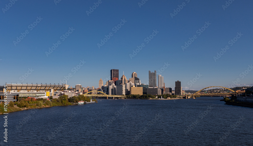 Obraz premium Cityscape of Pittsburgh, Pennsylvania. Allegheny and Monongahela Rivers in Background. Ohio River. USA