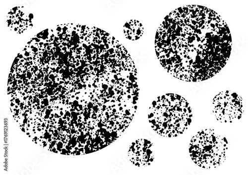 白背景に大小黒インクで描いた円形ブラッシュベクター
