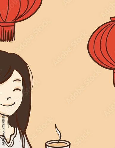 Mulher sorrindo com uma bebida quente sob lanternas chinesas vermelhas em um fundo bege.
