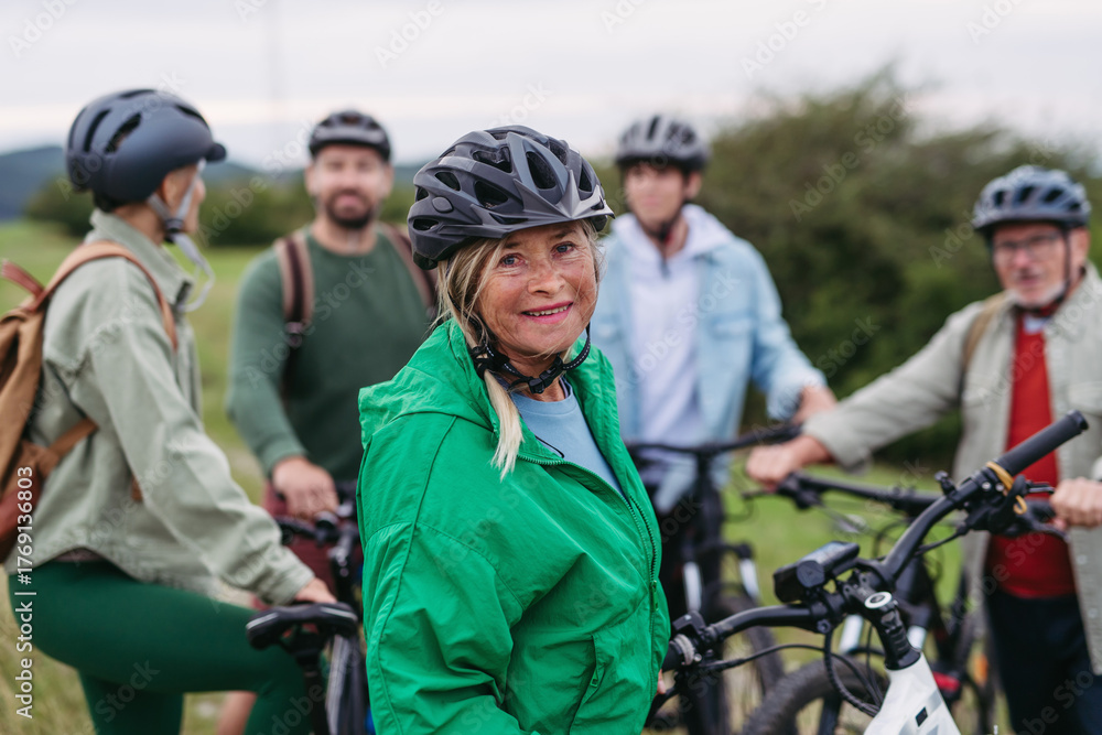 Naklejka premium Family biking adventure in nature. Cycling trip during autumn day.