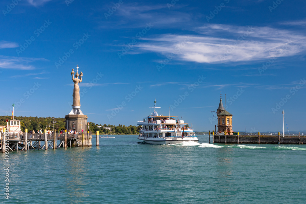 Fototapeta premium Hafeneinfahrt in Konstanz am Bodensee