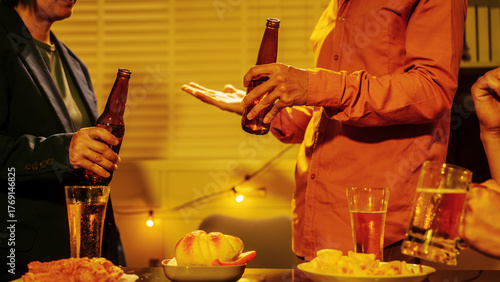 Foto A group of friends toasting with beer glasses at a lively night gathering, surrounded by delicious fried chicken and snacks, symbolizing teamwork, celebration, friendship, joyful social connection
