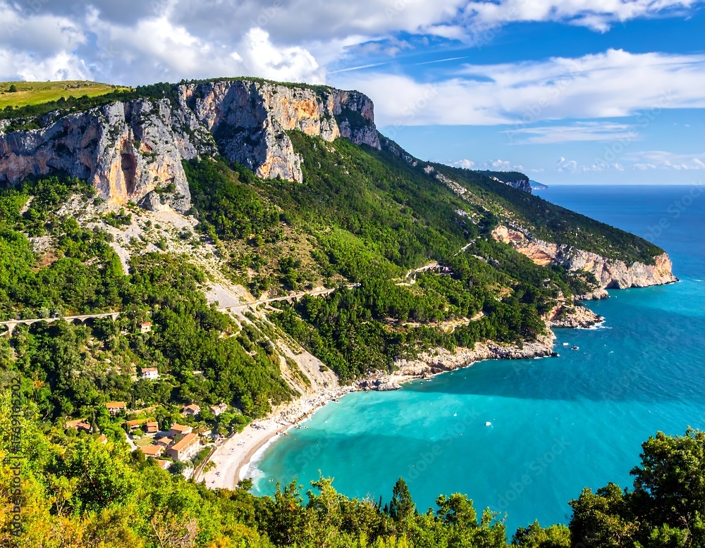 Fototapeta premium Coastal landscape features cliffs, vibrant turquoise sea, and lush greenery