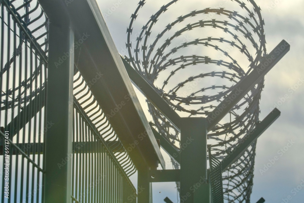 Foto Barbed wire on a high-security building