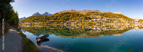 Canvas Print The village and lake of St