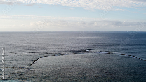 Calme plat sur l'océan atlantique, vu depuis le Phare des baleines, sur l'île de Ré