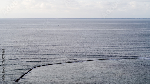 Calme plat sur l'océan atlantique, vu depuis le Phare des baleines, sur l'île de Ré