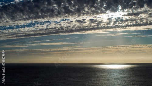 Calme plat sur l'océan atlantique, vu depuis le Phare des baleines, sur l'île de Ré