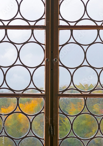 Ausblick aus alten Butzenglasfenster einer mittelalterlichen Burg, Hochformat