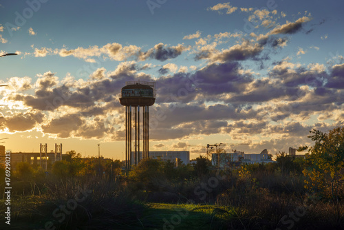 costruzione industriale e cielo al tramonto