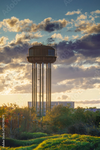 costruzione industriale e cielo al tramonto
