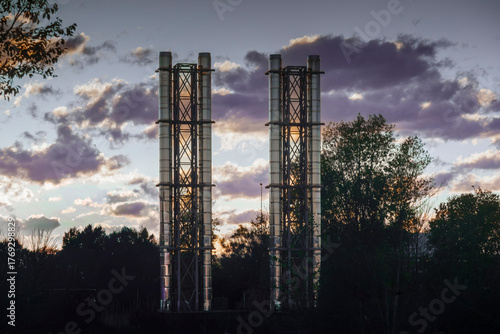 costruzione industriale e cielo al tramonto