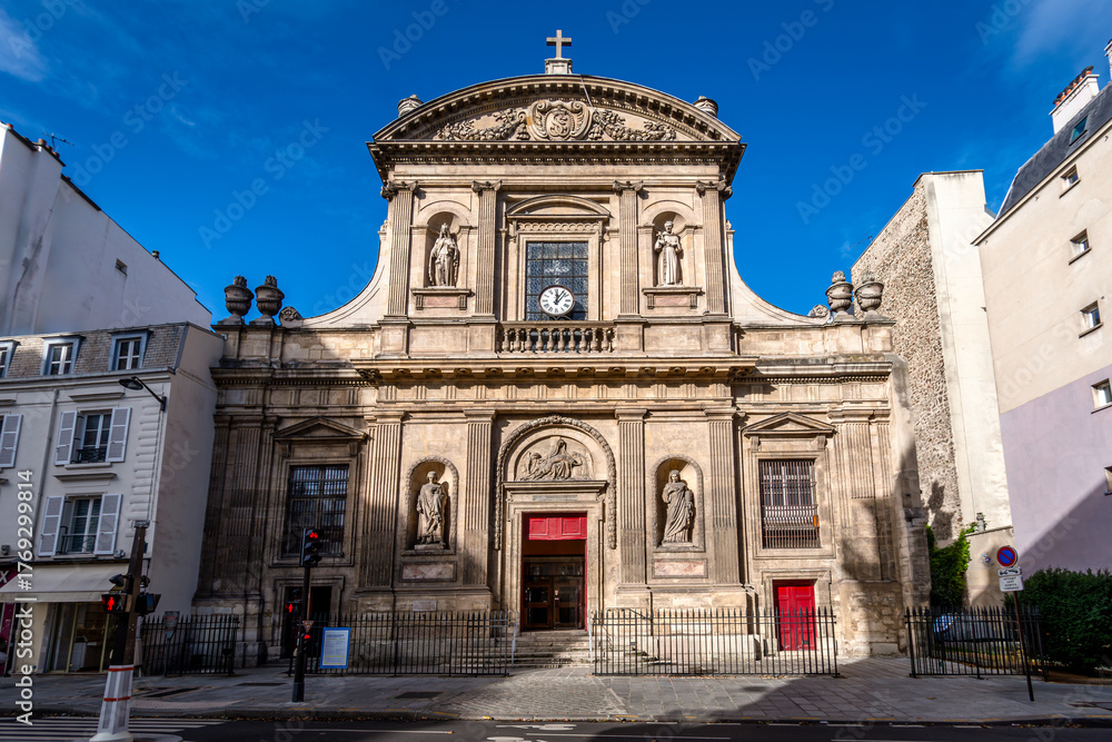 Obraz premium Vue extérieure de l'église Sainte-Elisabeth de Hongrie, édifice religieux catholique situé dans le 3ème arrondissement de Paris, France, datant des 17ème et 19ème siècles
