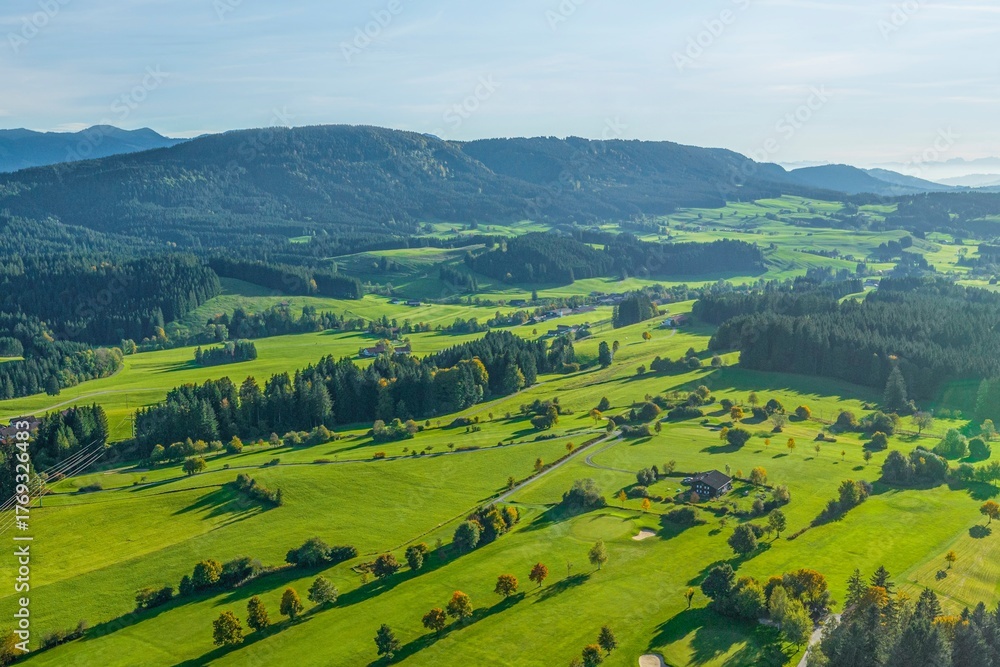 Obraz premium Das herbstliche Allgäu rund um Hellengerst bei Weitnau aus der Vogelperspektive