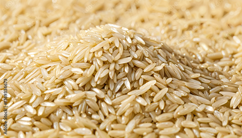 Obraz premium This close-up photograph features a pile of uncooked brown rice, showcasing its natural texture and earthy tones. The grains are meticulously arranged, highlighting their elongated shapes and subtle s
