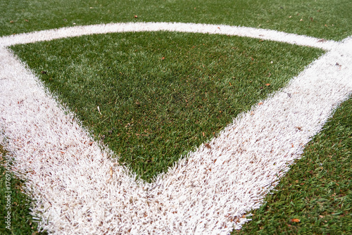 Draufsicht auf eine Freistoßecke eines Fußballfeldes aus der Vogelperspektive auf Kunstrasen mit weißen Linien und Markierungen, Detailaufnahme