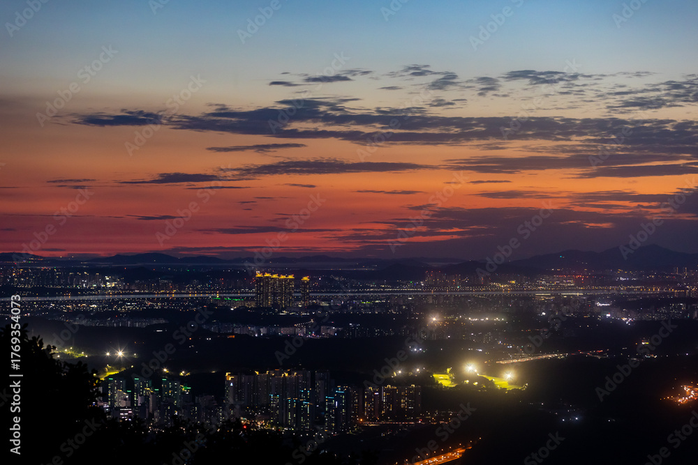 Obraz premium sunset over the city