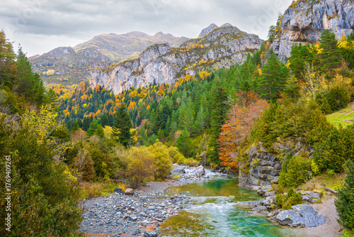 Valle de Bujaruelo, Pirineo Aragonés — paisaje otoñal de río y montañas en un día nublado