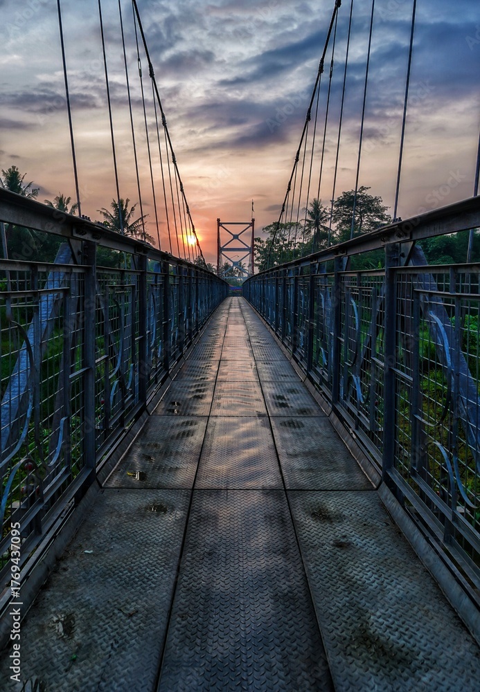 Obraz premium bridge at sunrise