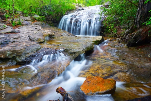 Cuadro en lienzo Moss Rock Preserve Waterfalls and Cascades in Hoover near Birmingham Alabama after a spring rain
