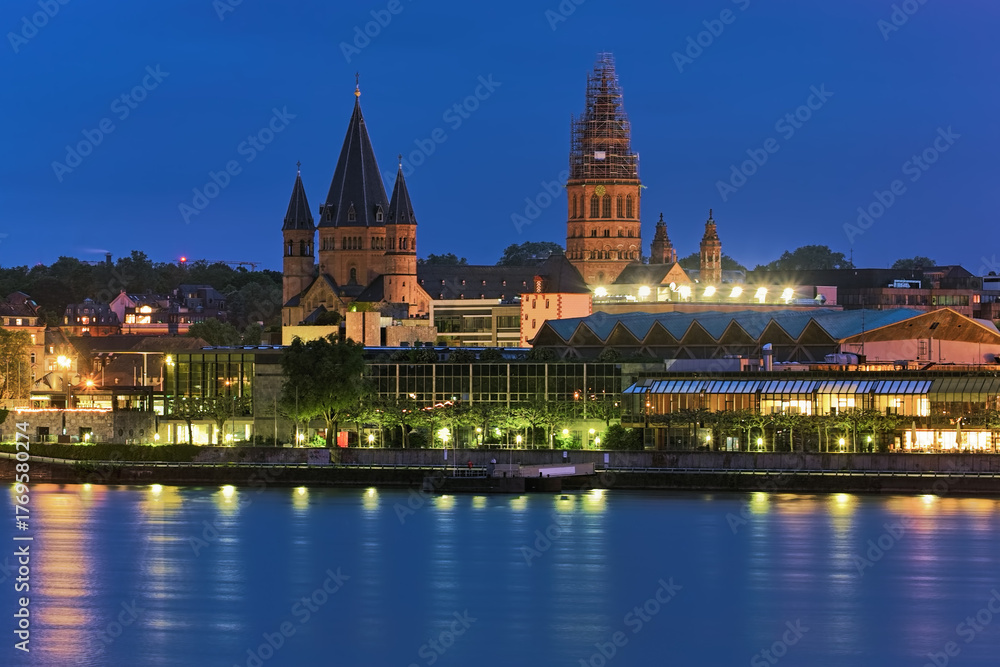 Obraz premium Mainz, Germany. Mainz Cathedral or St. Martin's Cathedral in dusk. View from opposite bank of the Rhine. The cathedral was founded in 975-976.
