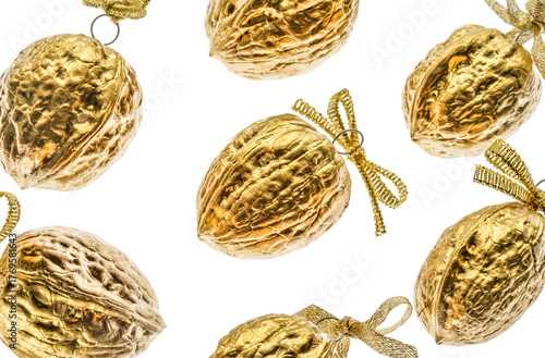 Vergoldete Nüsse mit Schleife als Weihnachtsdekoration