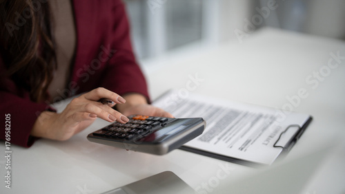 Fotografia Real estate agent calculating home purchase finance mortgage contract property t
