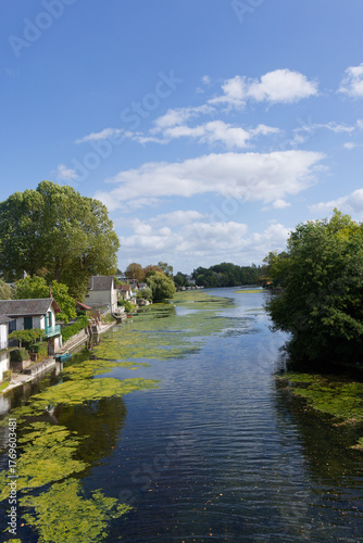 Habitations en bordure du Loiret à Olivet - France.