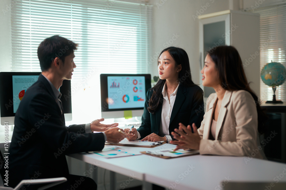 Obraz premium Business people discussing data analysis during a meeting