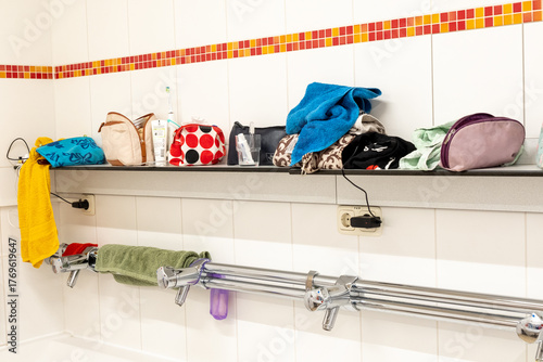 Waschraum und Sanitäranlagen auf einem Campingplatz mit Handtüchern und Zahnbürsten 