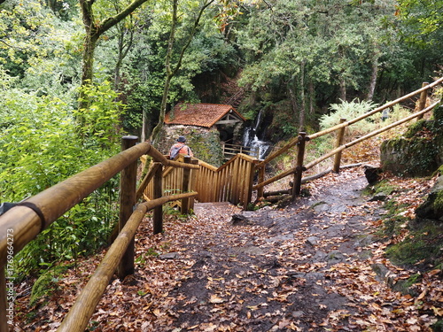ruta de los molinos de Mezonzo, bonita ruta de senderismo por los molinos harineros y batanes. impregnados en aromas de vegetación silvestre, de los cantos de los pájaros, La Coruña, Galicia, España