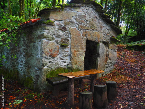 ruta de los molinos de Mezonzo, bonita ruta de senderismo por los molinos harineros y batanes. impregnados en aromas de vegetación silvestre, de los cantos de los pájaros, La Coruña, Galicia, España