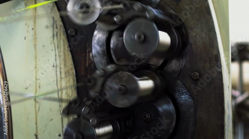 Spinning spindles ensure fast winding. Weaving of metal hoses.