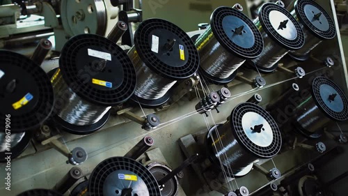 Winding wire onto spools for the production of metal hoses