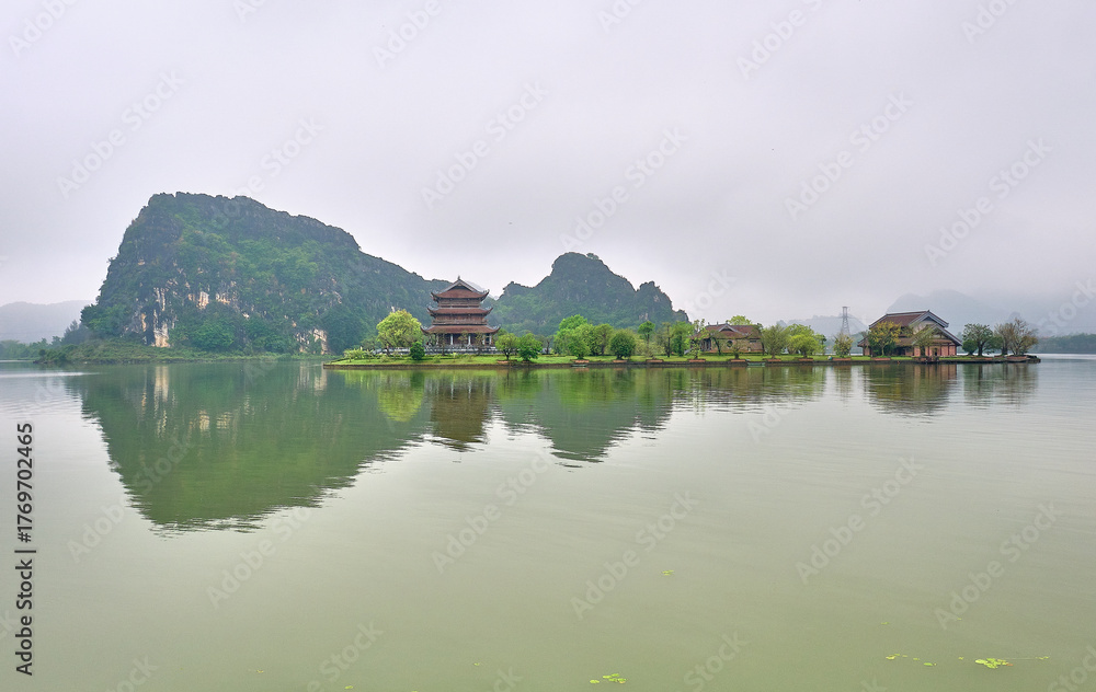 Fototapeta premium lake in ninh binh, vietnam