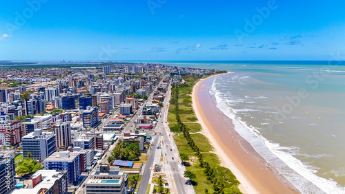 PRAIA DE INTERMARES CABEDELO JOÃO PESSOA, PRAIA MUITO LINDA COM AZUL E PREDIOS AO SEU REDOR, CASAS E COQUEIROS (
INTERMARES CABEDELO JOÃO PESSOA BEACH, A VERY BEAUTIFUL BEACH WITH BLUE AND BUILDINGS)