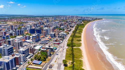 PRAIA DE INTERMARES CABEDELO JOÃO PESSOA, PRAIA MUITO LINDA COM AZUL E PREDIOS AO SEU REDOR, CASAS E COQUEIROS (
INTERMARES CABEDELO JOÃO PESSOA BEACH, A VERY BEAUTIFUL BEACH WITH BLUE AND BUILDINGS)