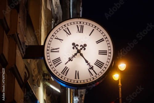 A street clock showing seven hours, twenty-three minutes