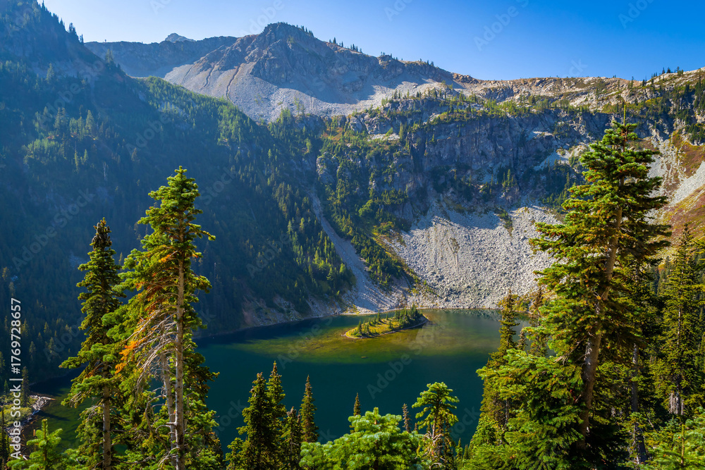 Obraz premium Scenic View of Lake Ann from Maple Pass Summit