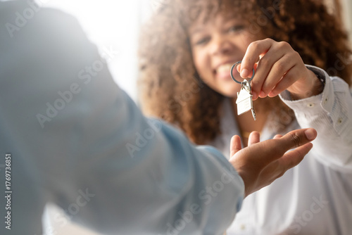 Billede på lærred real estate agent handing over the keys when purchasing a house