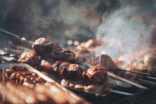 Foto Savory meats sizzling on the grill at a vibrant summer barbecue celebration in a