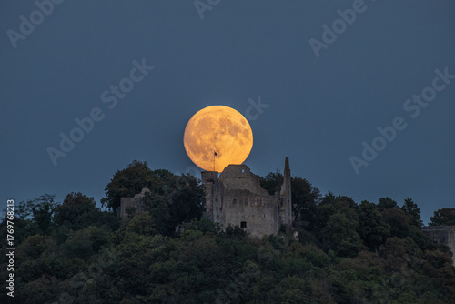 Mondaufgang über der Ruine Homburg in Unterfranken