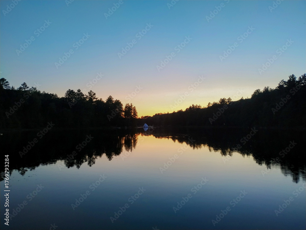 Obraz premium sunset on the lake