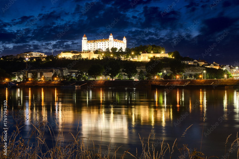 Obraz premium night view of bratislava castle in slovakia