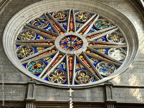 vue sur un vtrail circulaire dit rosace dans la cathedrale sainte croix à orleans