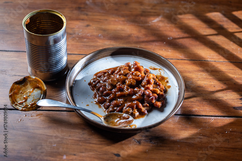 Canvastavla A can of chilly and a plate with chilly beans on it ready to be devoured